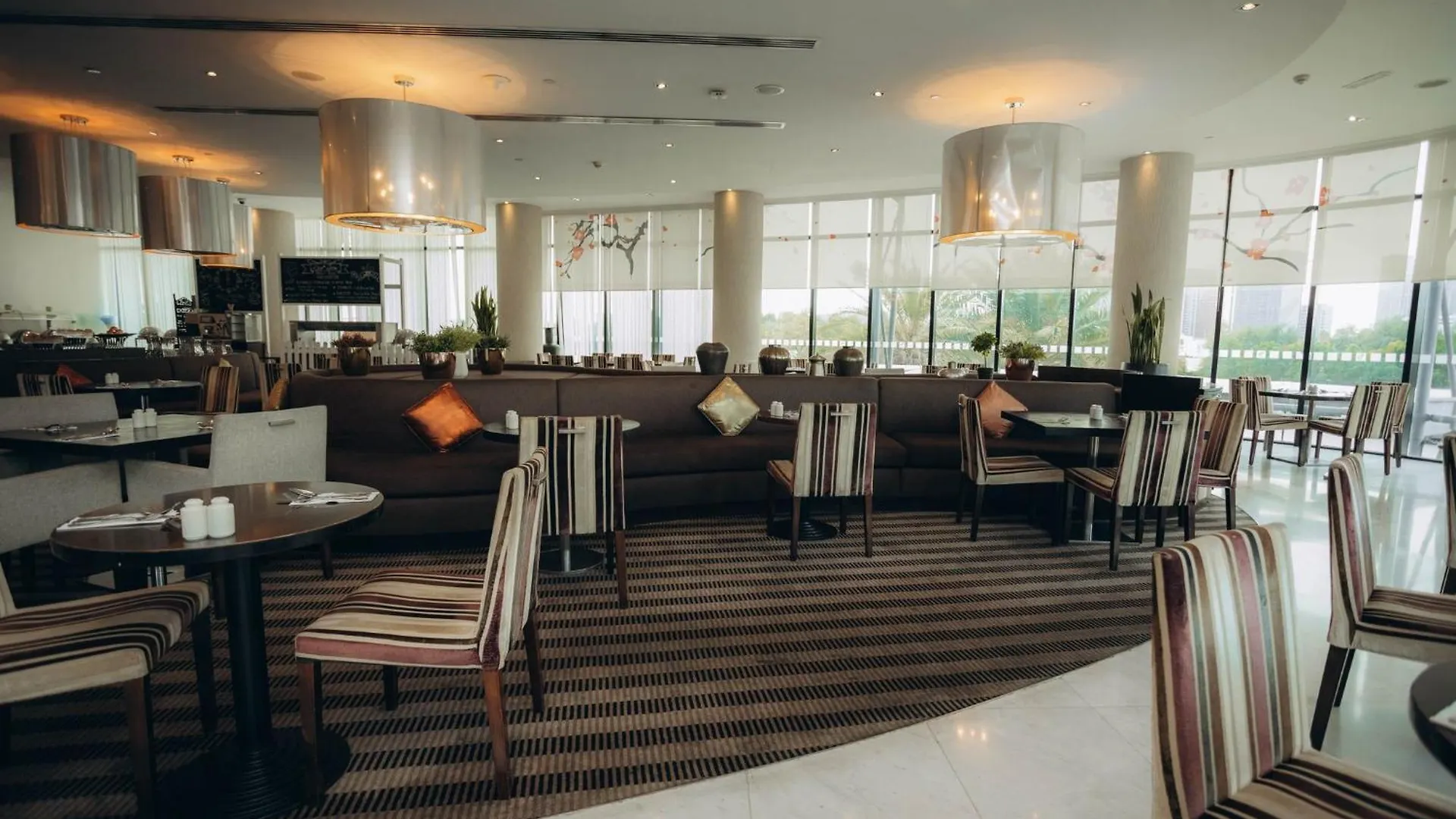 Holiday Inn Abu Dhabi By Ihg 4*,